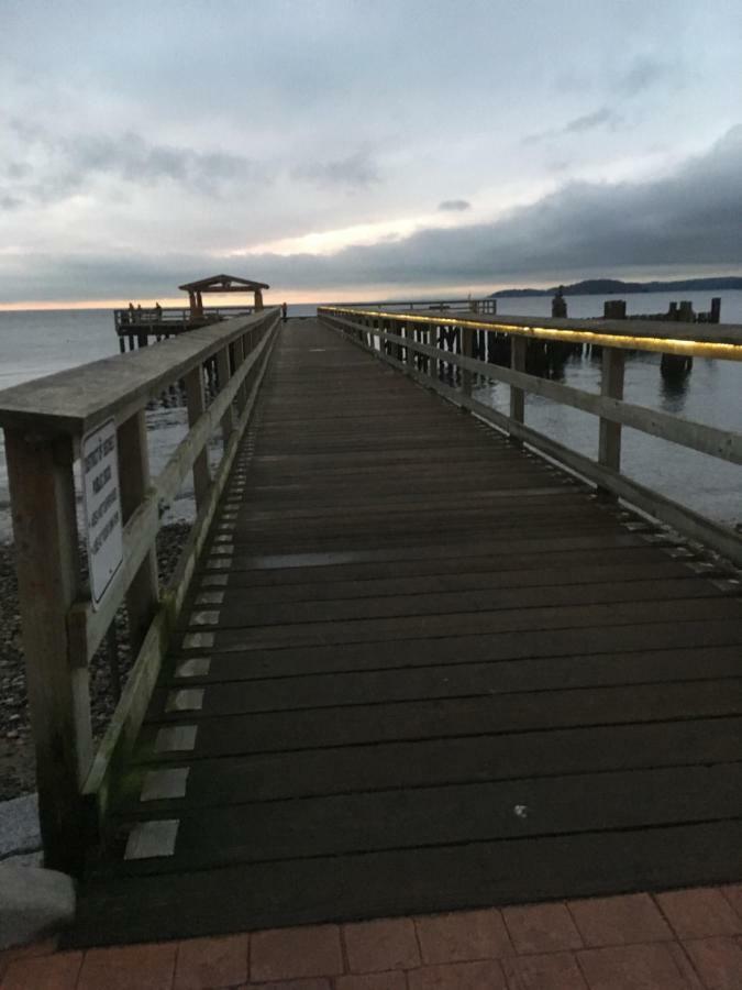 Gone Coastal Hotel Sechelt Bagian luar foto
